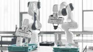 Machine Learning: Smart Picking Robots Collaborate for Better Grasping